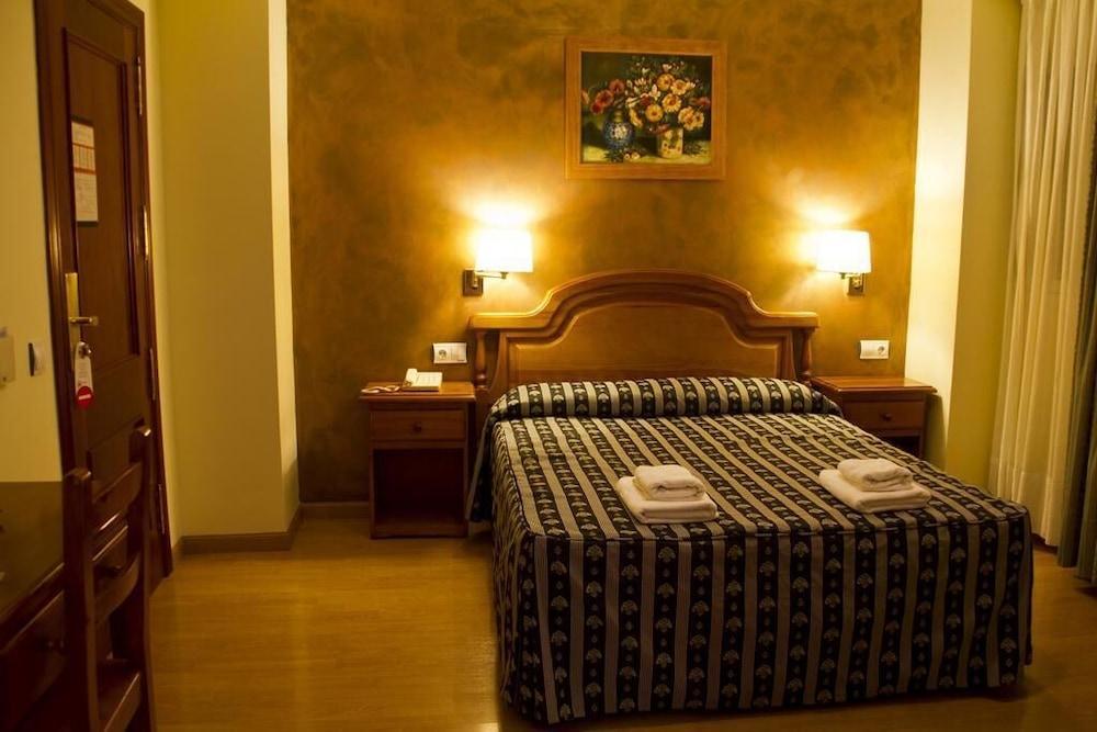 Hotel Clemente Barbastro Kültér fotó