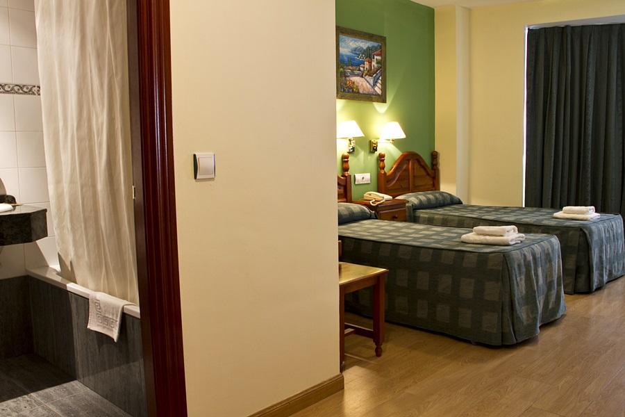 Hotel Clemente Barbastro Kültér fotó